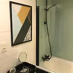 Apartment Stylish Central Flat, Steps To Beach *