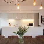 Stylish Central Flat, Steps To Beach Apartment