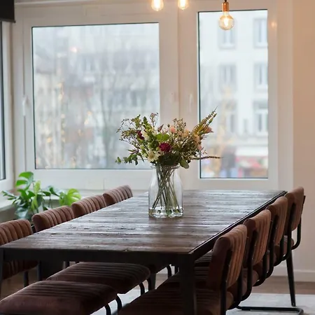 Stylish Central Flat, Steps To Beach